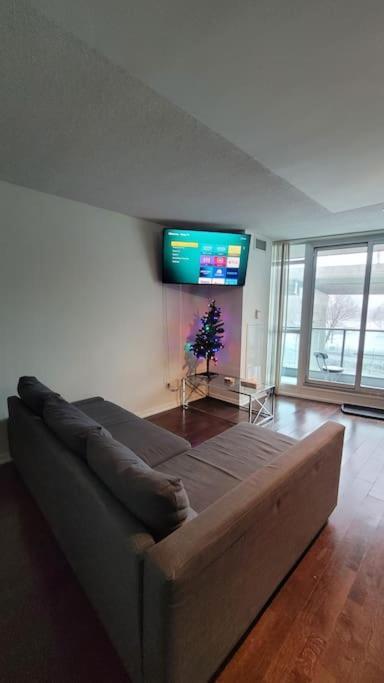 Cn Tower View With Free Parking, Pool, & More Amenities Toronto Buitenkant foto