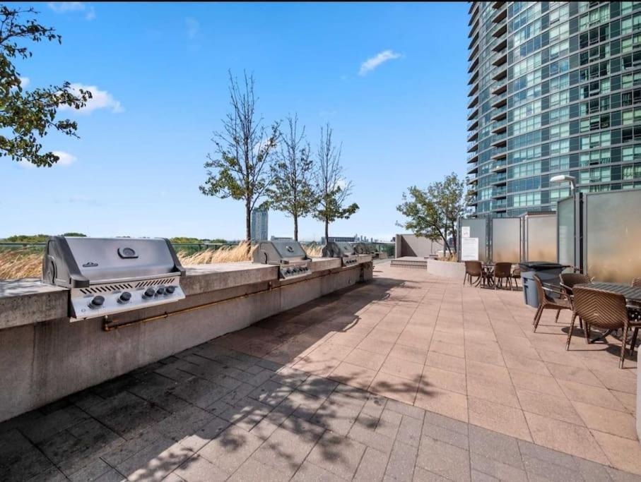 Cn Tower View With Free Parking, Pool, & More Amenities Toronto Buitenkant foto