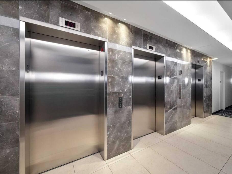 Cn Tower View With Free Parking, Pool, & More Amenities Toronto Buitenkant foto