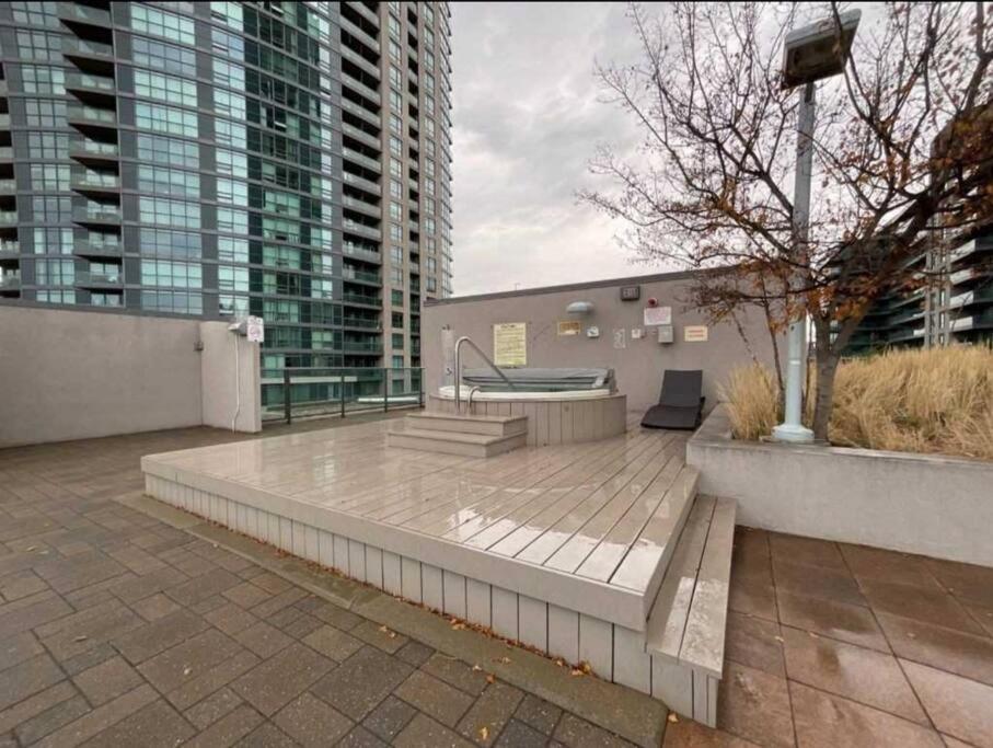 Cn Tower View With Free Parking, Pool, & More Amenities Toronto Buitenkant foto