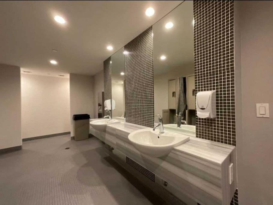 Cn Tower View With Free Parking, Pool, & More Amenities Toronto Buitenkant foto