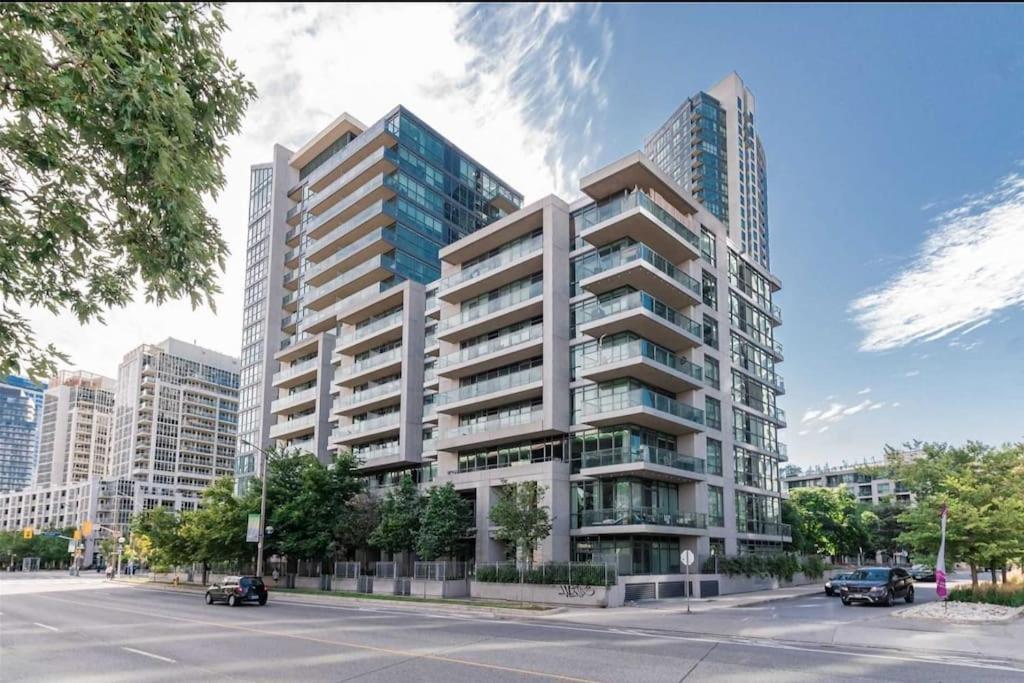 Cn Tower View With Free Parking, Pool, & More Amenities Toronto Buitenkant foto