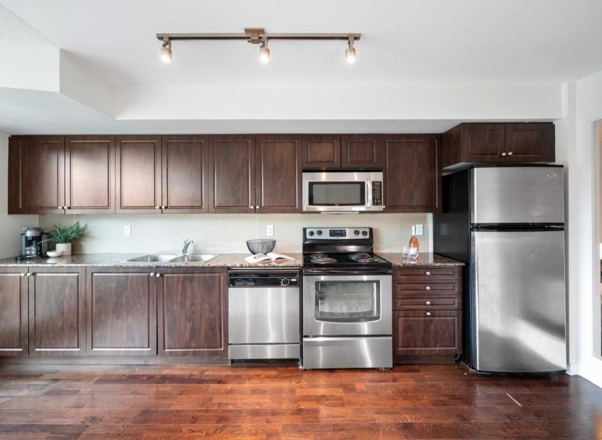 Cn Tower View With Free Parking, Pool, & More Amenities Toronto Buitenkant foto