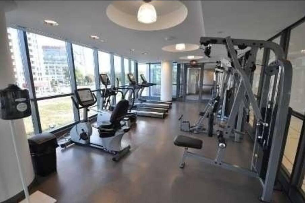 Cn Tower View With Free Parking, Pool, & More Amenities Toronto Buitenkant foto