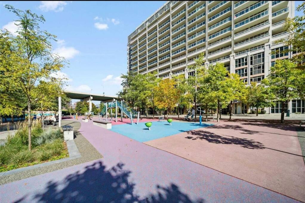 Cn Tower View With Free Parking, Pool, & More Amenities Toronto Buitenkant foto