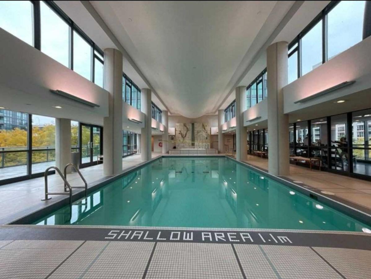 Cn Tower View With Free Parking, Pool, & More Amenities Toronto Buitenkant foto