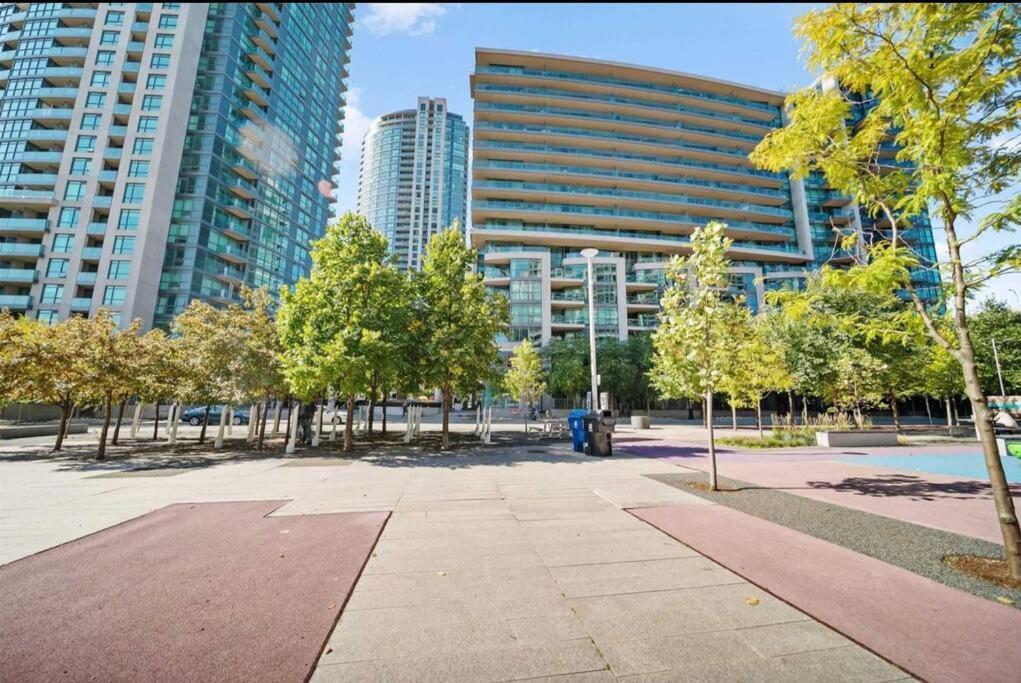 Cn Tower View With Free Parking, Pool, & More Amenities Toronto Buitenkant foto