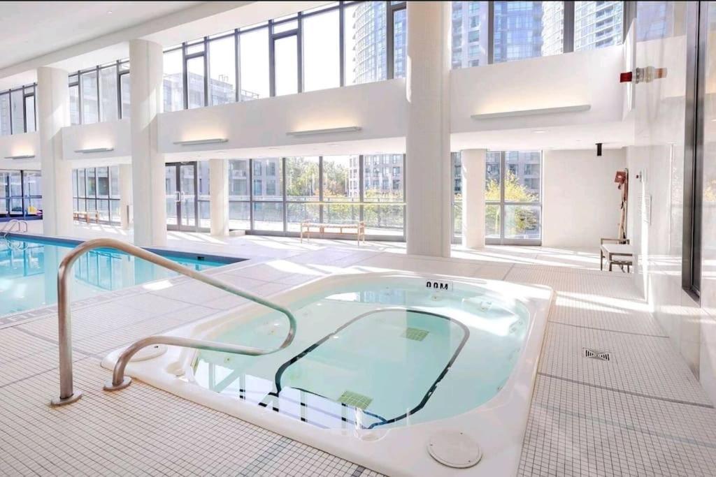 Cn Tower View With Free Parking, Pool, & More Amenities Toronto Buitenkant foto