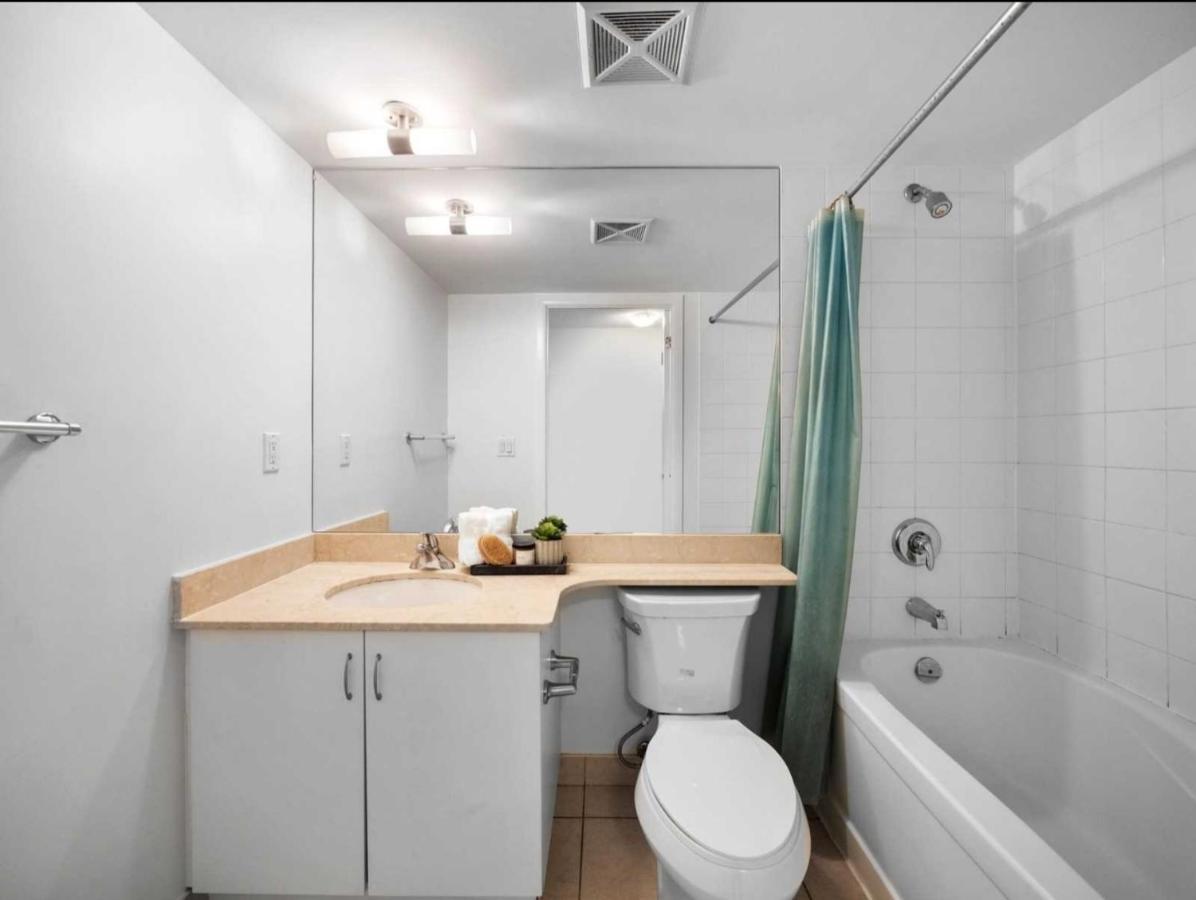 Cn Tower View With Free Parking, Pool, & More Amenities Toronto Buitenkant foto