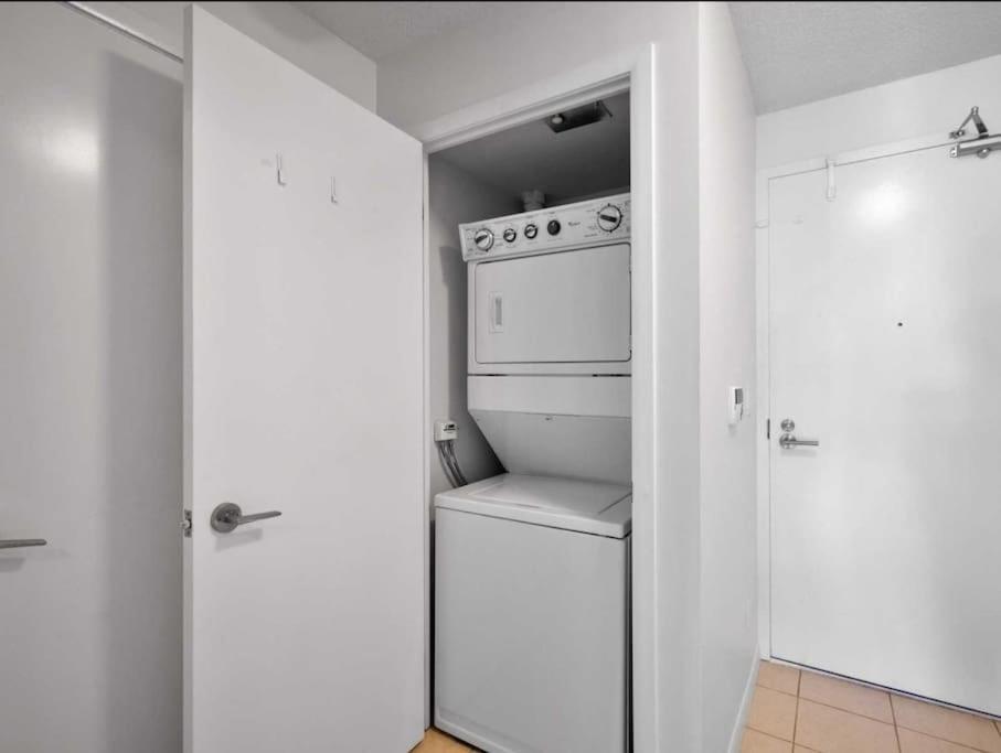Cn Tower View With Free Parking, Pool, & More Amenities Toronto Buitenkant foto