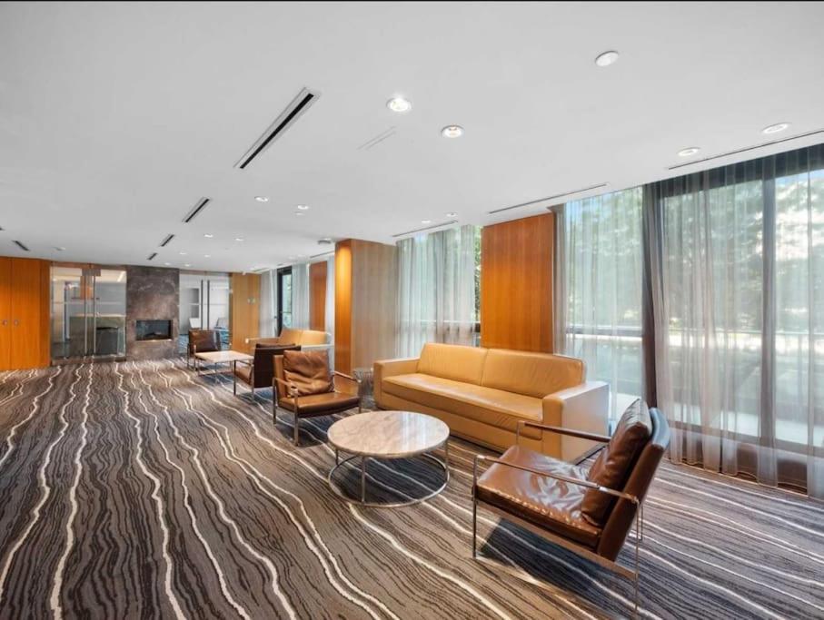 Cn Tower View With Free Parking, Pool, & More Amenities Toronto Buitenkant foto